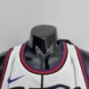 camiseta raptors blanca cuello redondo con borde azules y rojoj y logo nike