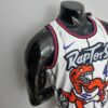 camiseta raptors blanca diseño lateral con bordes azules y rojojs