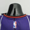 camiseta raptors morada cuello anterior y logo nba