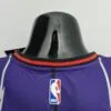 camiseta raptors morada cuello anterior y logo nba