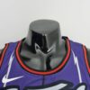camiseta raptors morada cuello redondo con bordes negros y rojo y logo nike