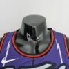 camiseta raptors morada cuello redondo con bordes negros y rojo y logo nike