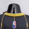 camiseta raptors negra y dorada cuello anterior y logo nba