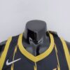 camiseta raptors negra y dorada cuello en V y logo nike con diseños de rayo en dorado