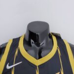 camiseta raptors negra y dorada cuello en V y logo nike con diseños de rayo en dorado