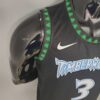 camiseta retro timberwolves bordes verde y negro en las mngas y cuello, con el nombre de timberwolves