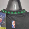 camiseta retro timberwolves cuello anterior con borde negro y verde diseño de arboles y logo nba