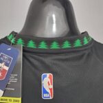 camiseta retro timberwolves cuello anterior con borde negro y verde diseño de arboles y logo nba