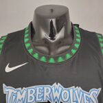 camiseta retro timberwolves cuello reodndo con borde negro y verde diseño de arbol y logo nike