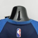 camiseta timberwolves azul cuello anterior con borde celeste y logo nba