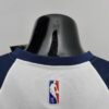 camiseta timberwolves blanco cuello anterior con borde azul y logo nba, blanco espaldar