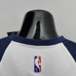 camiseta timberwolves blanco cuello anterior con borde azul y logo nba, blanco espaldar