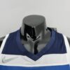 camiseta timberwolves blanco cuello en V con borde azul, con franja blanca