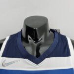 camiseta timberwolves blanco cuello en V con borde azul, con franja blanca