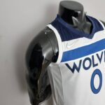 camiseta timberwolves blanco diseño lateral con hombros azules