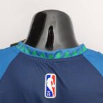 camiseta timberwolves celeste cuello anterior con diseño de arboles y lgoo nba