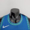 camiseta timberwolves celeste cuello redondo con diseño de arboles verdes, en mangas y logo nike