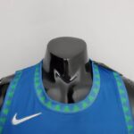 camiseta timberwolves celeste cuello redondo con diseño de arboles verdes, en mangas y logo nike