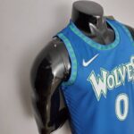 camiseta timberwolves celeste diseño lateral 1 con borde de arboles verdes en las mangas