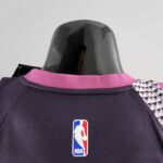camiseta timberwolves negra y morada cuello anterior con borde morado