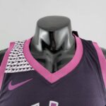 camiseta timberwolves negra y morada cuello en V con borde morado y logo nike