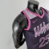 camiseta timberwolves negra y morada diseño lateral con detalles en los bordes y el cuello y en la parte delantera