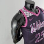 camiseta timberwolves negra y morada diseño lateral con detalles en los bordes y el cuello y en la parte delantera
