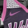 camiseta timberwolves negra y morada logo nike con borde de la manga y cuello en morado