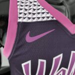 camiseta timberwolves negra y morada logo nike con borde de la manga y cuello en morado