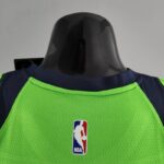 camiseta timberwolves verde cuello anterior con borde negro y logo nba