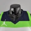 camiseta timberwolves verde cuello en V con borde negro logo jordan con franja blanca
