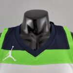 camiseta timberwolves verde cuello en V con borde negro logo jordan con franja blanca