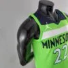 camiseta timberwolves verde diseño lateral negro y logo nba