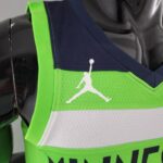 camiseta timberwolves verde logo jordan con franjas blanco y negro