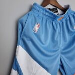 pantalon corto celeste clippers diseño lateral, diseño blanco y logo nba