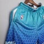 pantalon corto hornets azul diseño lateral con franjas de abejas y logo nba