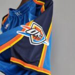 pantalon corto oklahoma city azul diseño lateral con el logo OKC en negro y amarrilo y naranaj con bordes