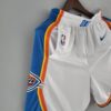 pantalon corto oklahoma city blanca diseño lateral con el borde con azul y diseño con lineas de color naranja y amarillo