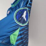 pantalon corto timberwolves celeste diseño lateral, logo de los timberwolves