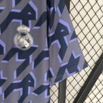 Camiseta de entrenamiento del Real Madrid diseño lateral del logo