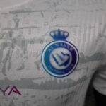 camiseta al nassr blanca escudo