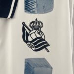 camiseta real sociedad 2024 tercera equipacion escudo