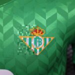 segunda equipacion betis 2024 escudo