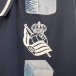 segunda equipacion real sociedad 2024 escudo
