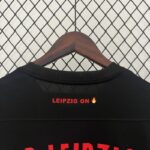 camiseta leipzig 2025 cuello anterior