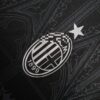 camiseta negra milan escudo
