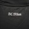camiseta negra milan letra en el cuello