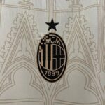 cuarta camiseta milan escudo