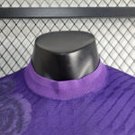 camiseta morada real madrid cuello