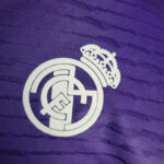 camiseta morada real madrid escudo